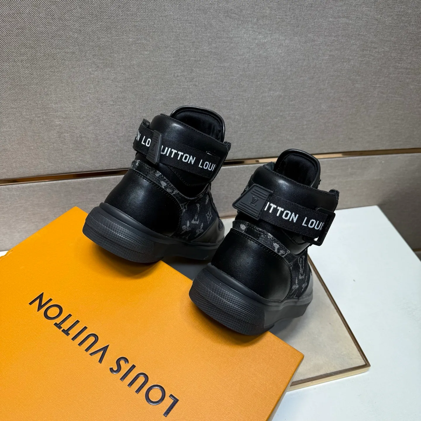 ⬛️Men's shoes 💰p420 [LV～] Men's high-top casual shoes 2025z cabinet sales simultaneously 🔶Size: 38-44 #️⃣ 🔷2 colors🔜The upper is made of multi-material splicing➕Mesh lining, comfortable and breathable, sole: original comfortable and wear-resistant outsole, ⚠️real thing📱photographed🎬real thing is better📢📢📢